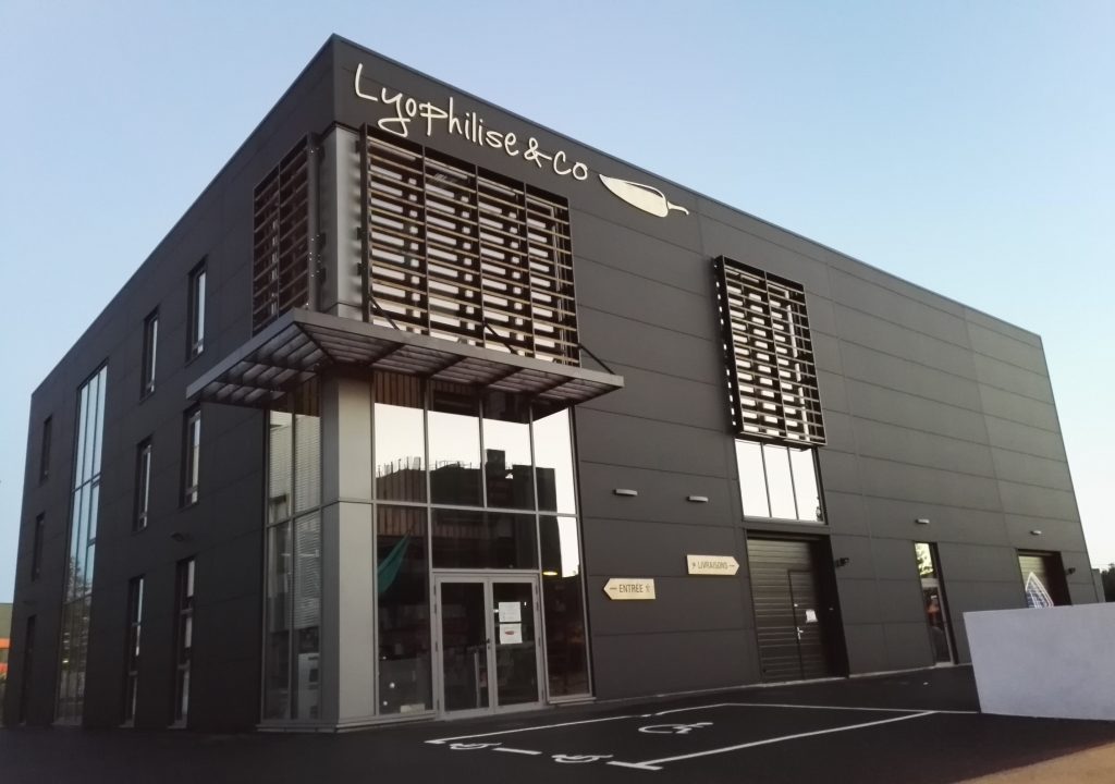 Bâtiment lyophilise & co façade noire et baie vitrée Ker Alu aluminium Lorient