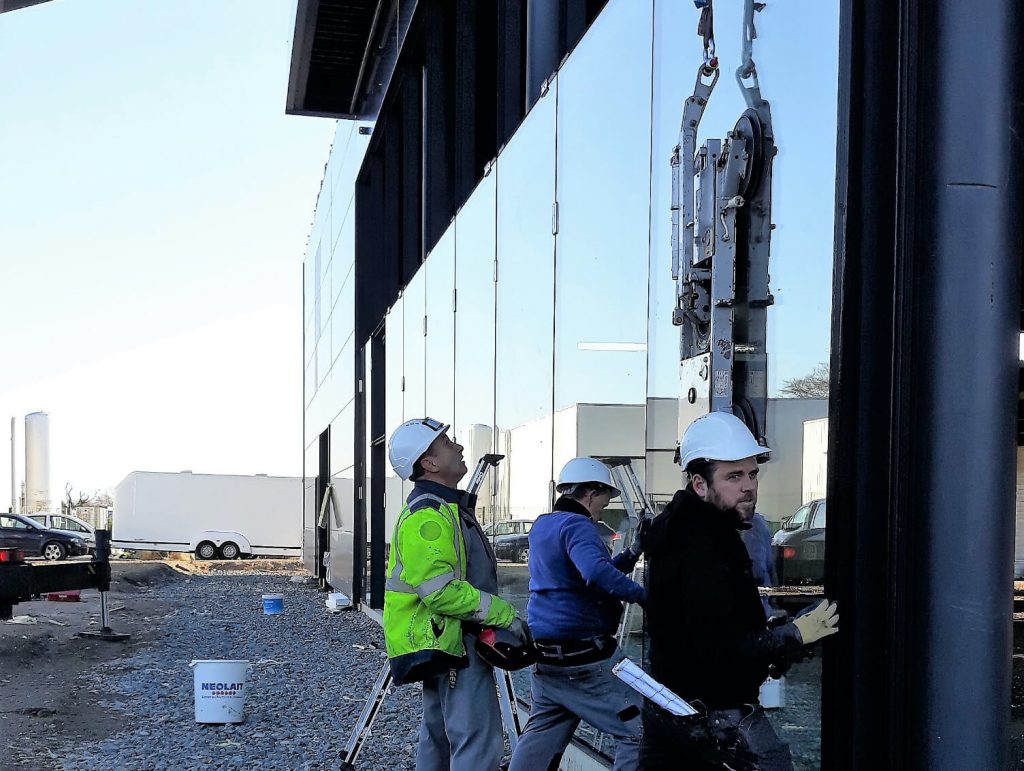 Pose de baie vitrée sur chantier par menuisiers Ker Alu aluminium menuiserie Lorient