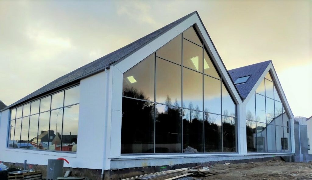 Menuiserie sur bâtiment pose de baies vitrées en chantier Ker Alu aluminium Lorient