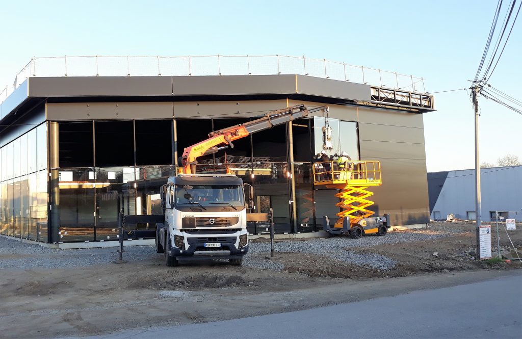 Chantier avec plateforme et camion pour pose baie vitrée Ker Alu aluminium Lorient