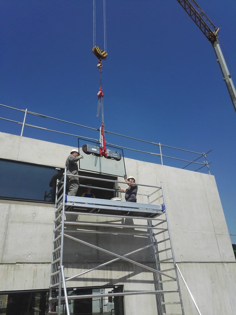 Menuisiers sur échafaudages sur un chantier Ker Alu aluminium Lorient