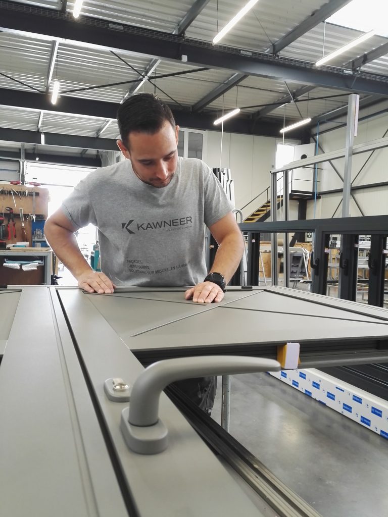 menuisier dans atelier pour porte Ker Alu aluminium Lorient