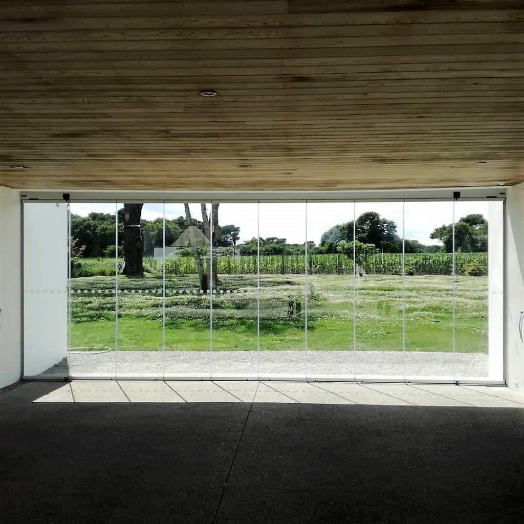 Paysage à travers baie vitrée posée Ker Alu aluminium Lorient