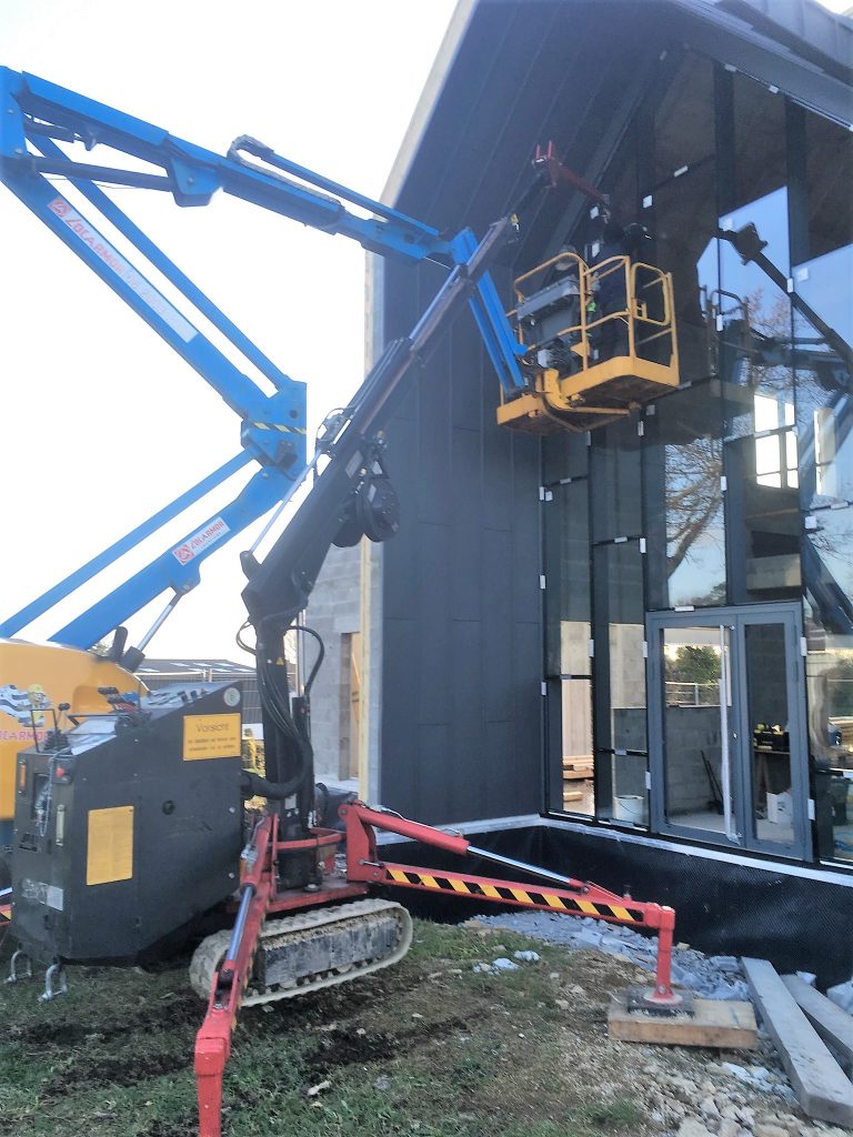 Chantier avec menuisiers sur échafaudages pour pose de baie vitrée Ker Alu aluminium Lorient